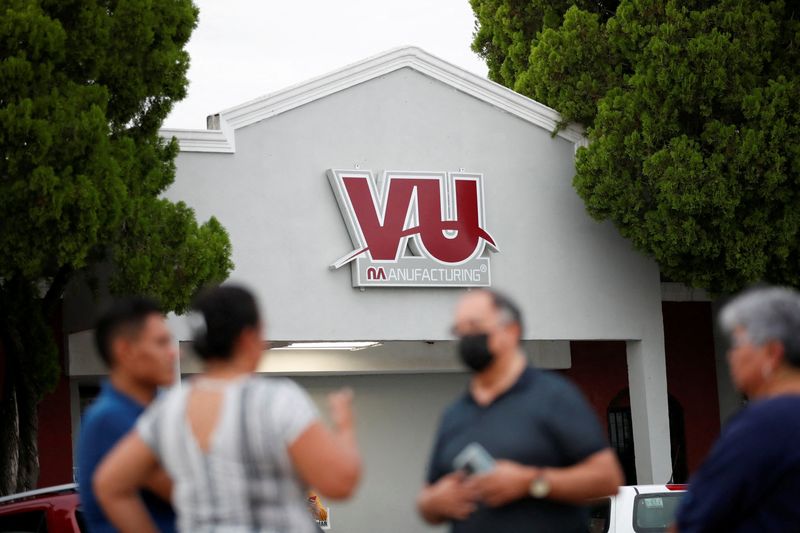 &copy; Reuters. FILE PHOTO: Members of the Liga Obrera Sindical Mexicana (Mexican Workers Union League) talk outside the VU Manufacturing auto parts plant in Piedras Negras, Mexico, August 31, 2022. REUTERS/Daniel Becerril/File Photo