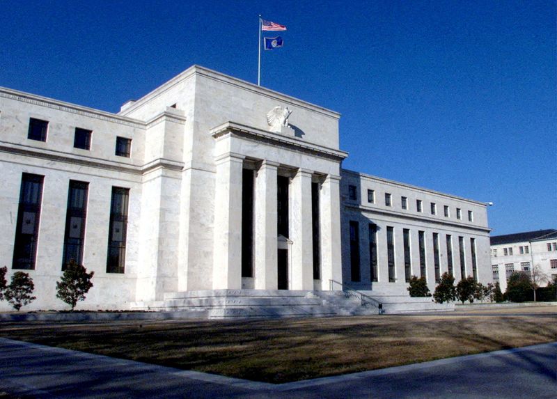 © Reuters. FILE PHOTO: The U.S. Federal Reserve building in Washington, D.C./File Photo