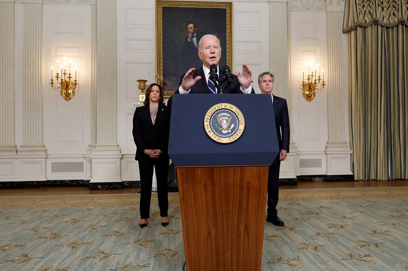 © Reuters. U.S. President Joe Biden, accompanied by Vice President Kamala Harris and U.S. Secretary of State Antony Blinken, makes remarks after speaking by phone with Israeli Prime Minister Benjamin Netanyahu about the situation in Israel following Hamas' deadly attacks, from the State Dining Room at the White House in Washington, U.S. October 10, 2023. REUTERS/Jonathan Ernst