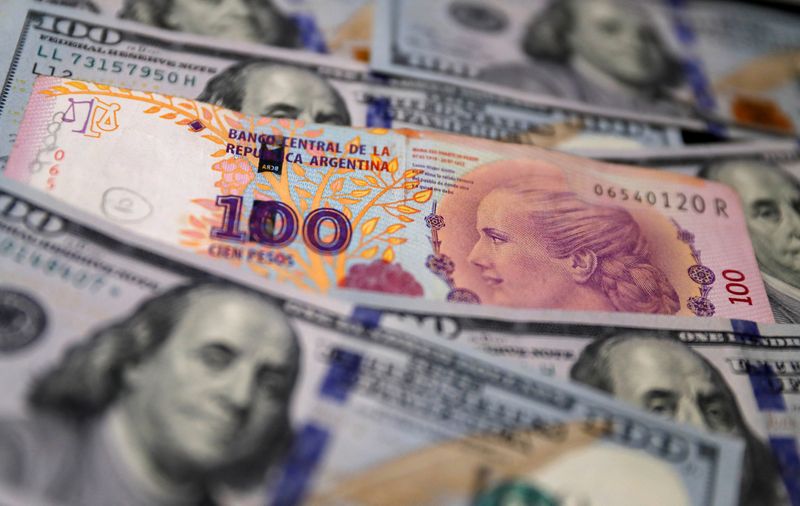 &copy; Reuters.  １０月１０日、アルゼンチン通貨ペソの下落に歯止めがかからず、非公式レートは一時１ドル＝１０５０ペソと、１０００ペソの大台を超えて売り込まれた写真はペソと米ドルの紙幣。２