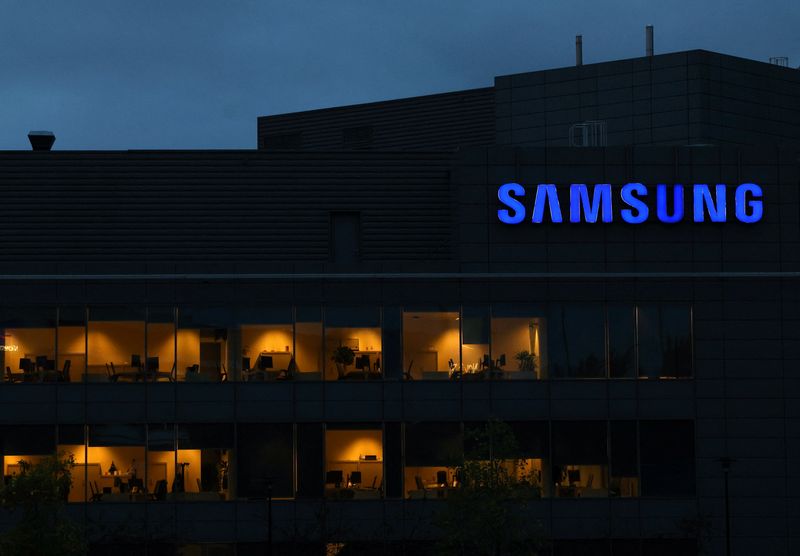 &copy; Reuters. The logo of Samsung is seen on the top of a Brussels' office of the company in Diegem, Belgium September 21, 2023. REUTERS/Yves Herman/ File Photo