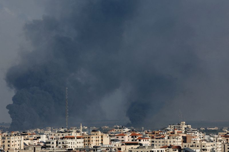 &copy; Reuters. Fumaça no ar após ataques israelenses em Gaza
10/10/2023 REUTERS/Mohammed Salem/Arquivo