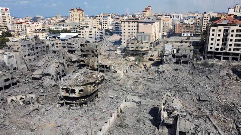 &copy; Reuters. 　１０月１１日、イスラエルはイスラム組織ハマスによる攻撃を受け、地上攻撃を準備している。写真はイスラエルの攻撃で破壊された地区。ガザで１０日撮影（２０２３年　ロイター/Moham