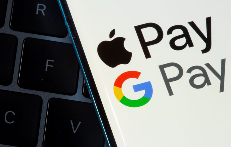 © Reuters. A smartphone with Apple Pay and Google Pay logos is placed on a laptop in this illustration taken on July 14, 2021. REUTERS/Dado Ruvic/Illustration