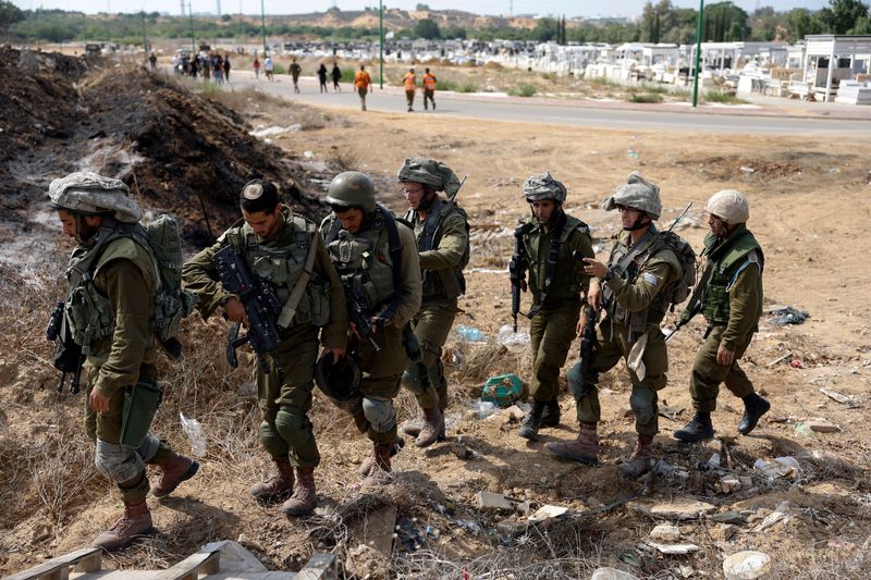 &copy; Reuters. جنود إسرائيليون يتجمعون عقب تحذير بشأن حادث أمني في عسقلان بجنوب إسرائيل يوم الثلاثاء. تصوير: عامير كوهين - رويترز.