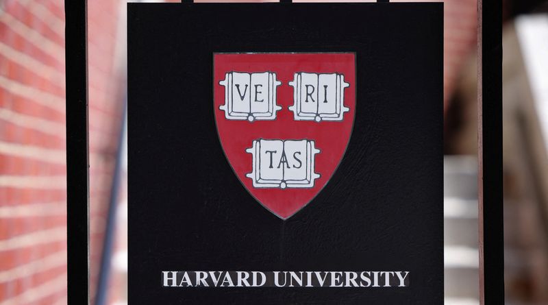 &copy; Reuters. لافتة تحمل شعار جامعة هارفارد الأمريكية في كامبرديج يوم السادس من يونيو حزيران 2023. تصوير: بريان سنايدر - رويترز.
