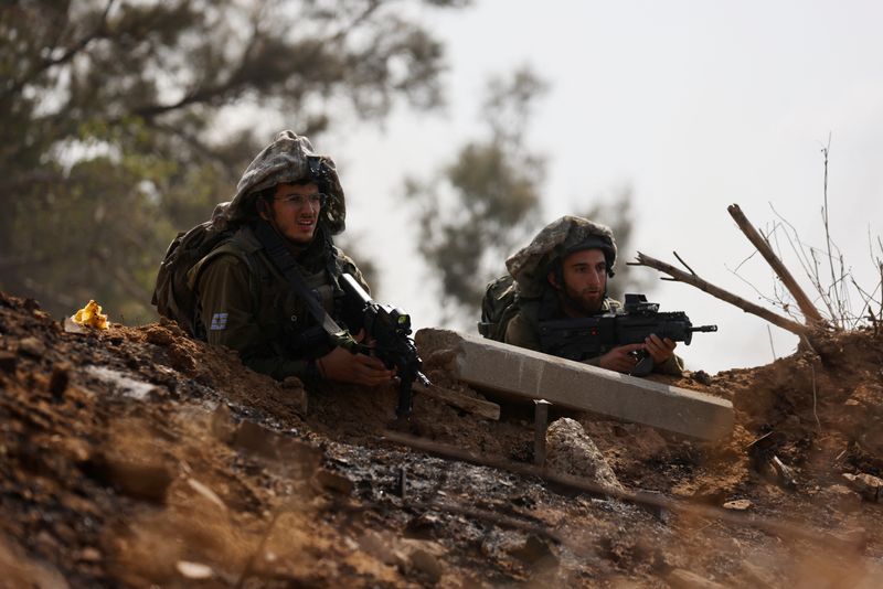 &copy; Reuters. جنود إسرائيليون في عسقلان بجنوب إسرائيل يوم الثلاثاء. تصوير: عامير كوهين - رويترز.
