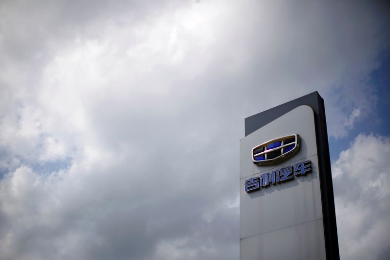 &copy; Reuters. FILE PHOTO: The Geely logo is seen at a car dealership in Shanghai, China August 17, 2021. Picture taken August 17, 2021. REUTERS/Aly Song/File Photo