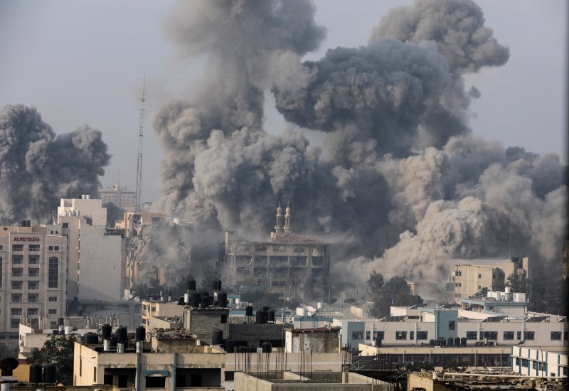 © Reuters. Smoke billows following Israeli strikes in Gaza City, October 11, 2023. REUTERS/Saleh Salem