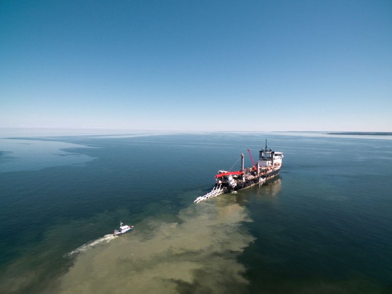 &copy; Reuters. FILE PHOTO: A view of the Balticconector pipeline as it is pulled into the sea in Paldiski, Estonia in an undated handout photo taken in 2019. ELERING/Handout via REUTERS/File Photo