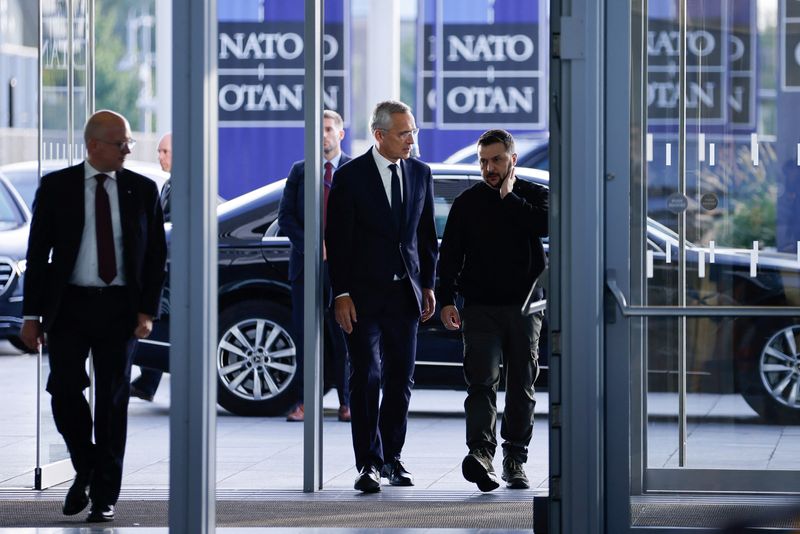 &copy; Reuters. Ukrainian President Volodymyr Zelenskiy and Secretary General of NATO Jens Stoltenberg walk on the day of a NATO Defence Ministers' meeting at the Alliance's headquarters in Brussels, Belgium October 11, 2023. REUTERS/Johanna Geron
