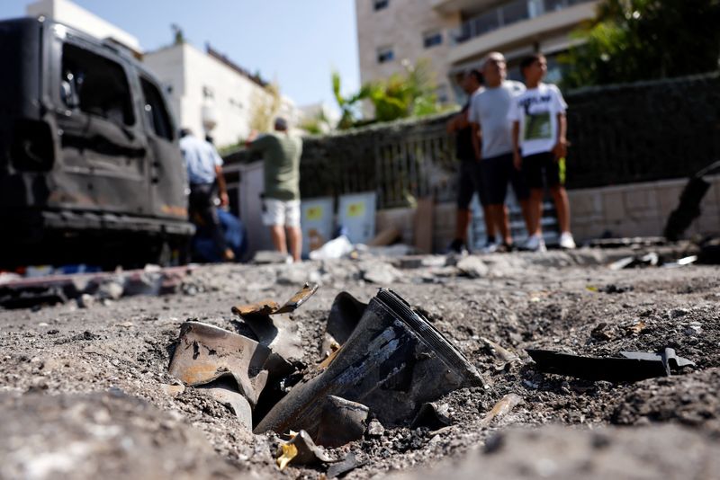&copy; Reuters. بقايا صاروخ أطلق من قطاع غزة علي عسقلان بجنوب إسرائيل يوم الثلاثاء. تصوير: عامير كوهين - رويترز.
