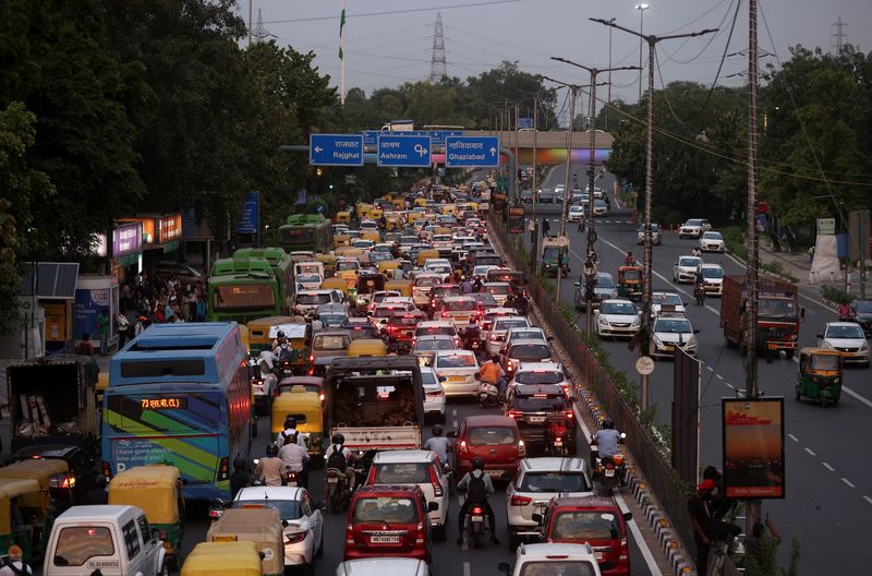 &copy; Reuters. FILE PHOTO: Traffic is seen on a road in New Delhi, India, September 6, 2023. REUTERS/Francis Mascarenhas/File photo