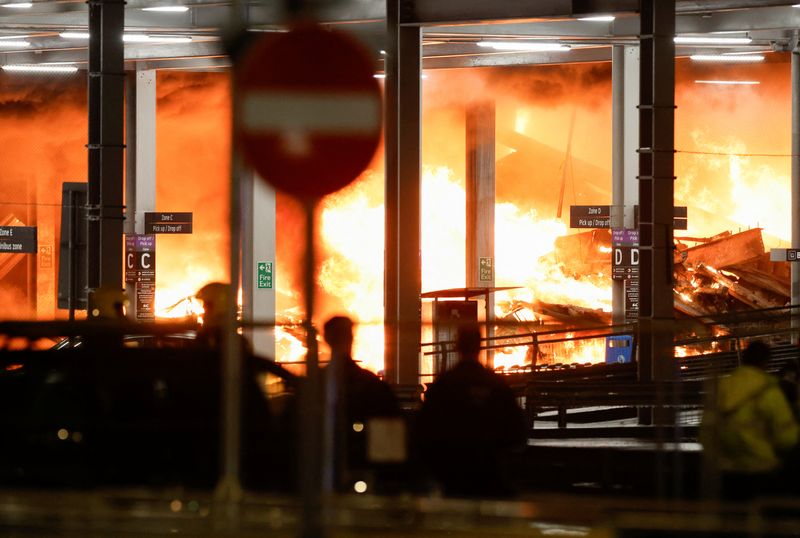 &copy; Reuters. 　１０月１１日、英ロンドン近郊にあるルートン空港は、１０日夜に駐車場で発生した火災の影響により、１１日１４００ＧＭＴ（現地時間午後３時）まで全便の運航を停止すると発表した