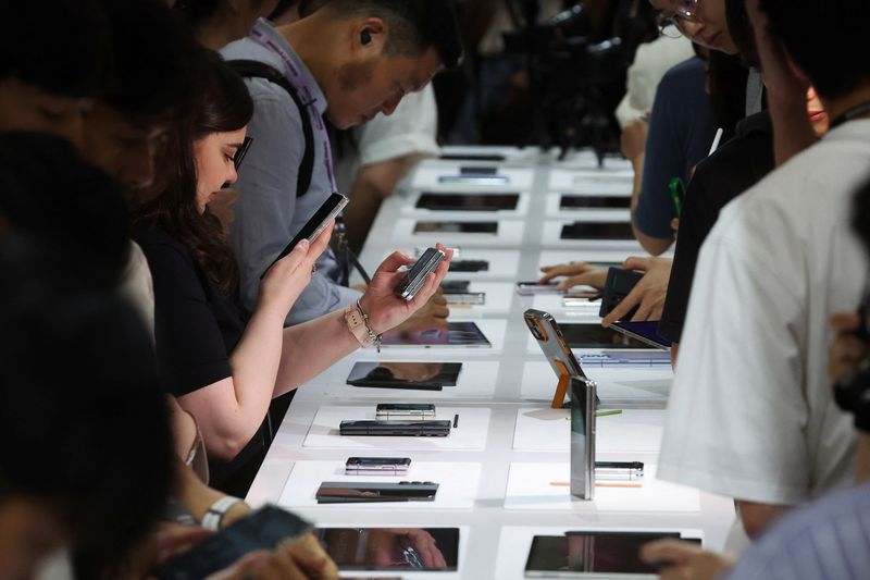© Reuters. Visitors try out Samsung Electronics’ new Galaxy Z Flip 5 and Z Fold 5 foldable smartphones on display during Samsung Galaxy Unpacked 2023 in Seoul, South Korea, July 26, 2023. REUTERS/Kim Hong-Ji/File photo
