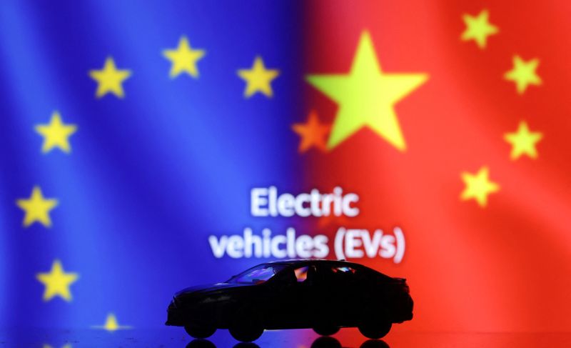 &copy; Reuters. FOTO DE ARCHIVO: Miniatura de coche, las palabras "Electric vechicles (EVs)" y las banderas de la UE y China en una ilustración tomada, 26 de septiembre de 2023. REUTERS/Dado Ruvic/Illustration/Fotografía de archivo