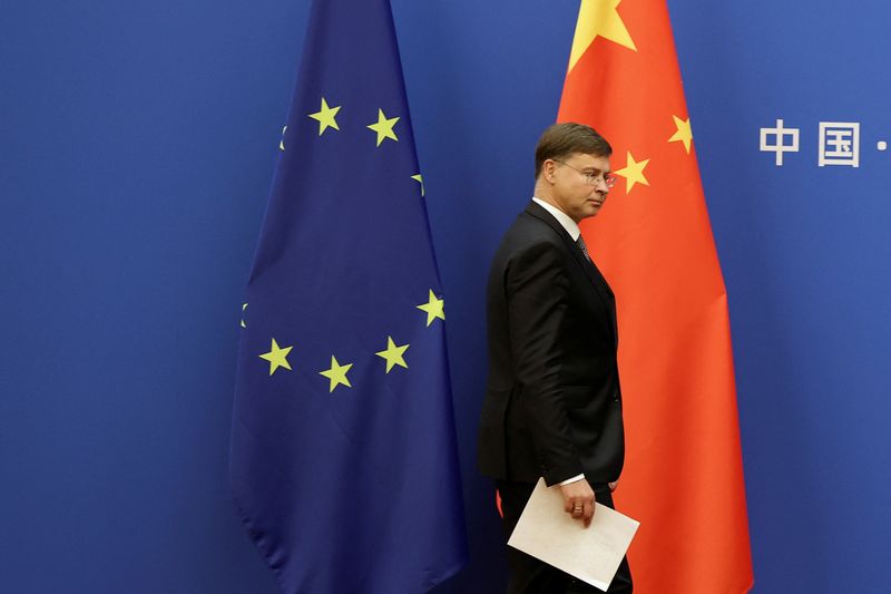 &copy; Reuters. FOTO DE ARCHIVO: El vicepresidente ejecutivo de la Comisión Europea, Valdis Dombrovskis, llega para una rueda de prensa conjunta tras el 10º Diálogo Económico y Comercial de Alto Nivel China-UE en la Casa de Huéspedes del Estado Diaoyutai en Pekín, 