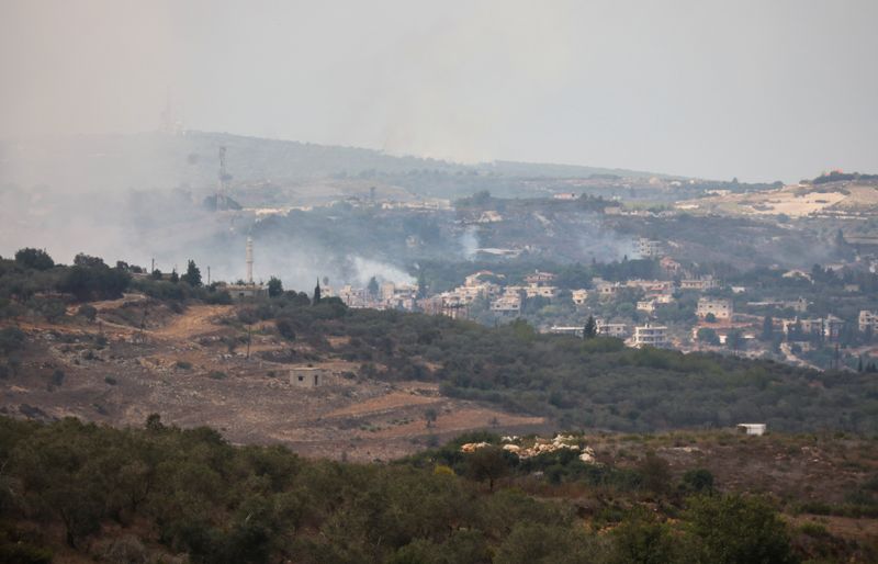 &copy; Reuters. Une vue depuis la ville libanaise de Marwahin sur la fumée s'élèvant du village de Dhayra, dans le sud du Liban. /Photo prise le 11 octobre 2023/REUTERS/Mohamed Azakir