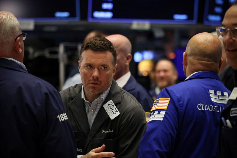 &copy; Reuters. FILE PHOTO: Traders work on the floor of the New York Stock Exchange (NYSE) in New York City, U.S., August 29, 2023.  REUTERS/Brendan McDermid/File Photo