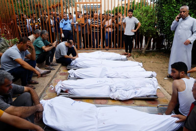 © Reuters. مشيعون خلال جنازة أفراد عائلة الآغا الفلسطينية الذين قتلوا في غارات إسرائيلية في خان يونس بجنوب قطاع غزة يوم الأربعاء. تصوير: إبراهيم أبو مصطفى - رويترز.
