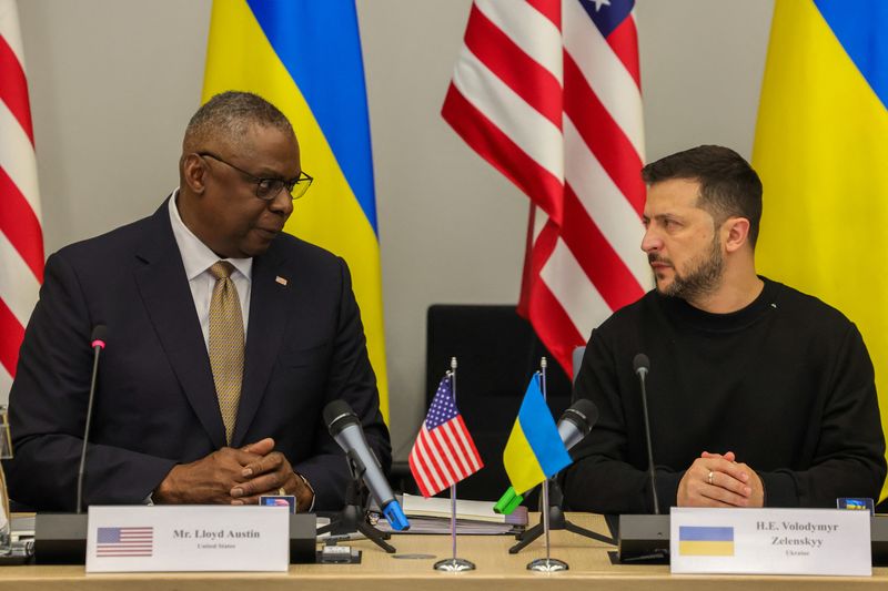 © Reuters. U.S. Secretary of Defense Lloyd Austin III talks with Ukraine's President Volodymyr Zelenskiy during a Ukraine Defense Contact Group meeting ahead of a two day NATO Defense Ministers Council at the alliance headquarters in Brussels, Belgium, October 11, 2023.  Olivier Matthys/Pool via REUTERS