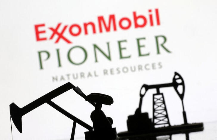 &copy; Reuters. Ilustración fotográfica sobre la compra de la petrolera de esquisto Pioneer Natural Resources por ExxonMobil. 6 octubre 2023. REUTERS/Dado Ruvic