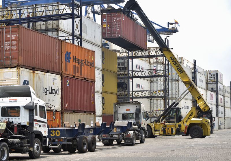 &copy; Reuters. FOTO DE ARCHIVO: Contenedores son transportados en la terminal portuaria en Guayaquil, Ecuador. 4 de octubre, 2023. REUTERS/Vicente Gaibor del Pino/Archivo