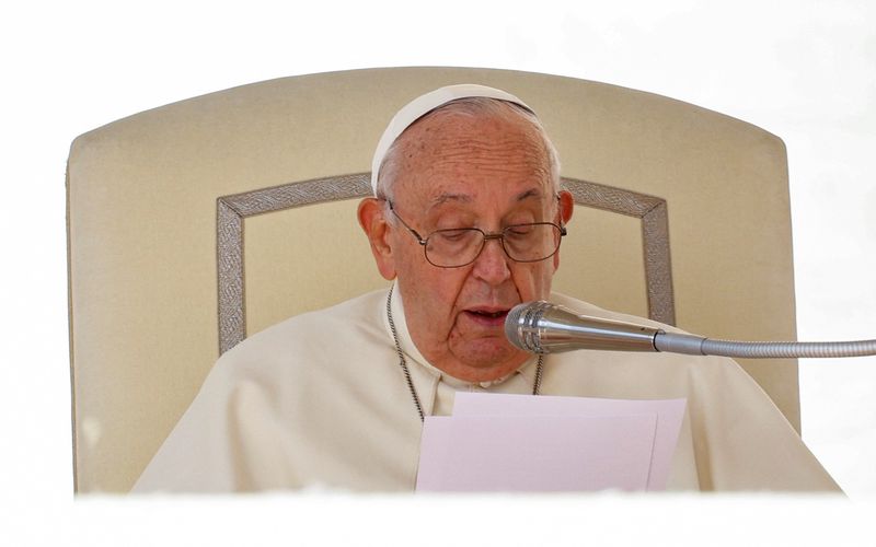 &copy; Reuters. El Papa Francisco habla mientras dirige la audiencia general semanal en la plaza de San Pedro de la Ciudad del Vaticano. 11 de octubre de 2023. REUTERS/Remo Casilli