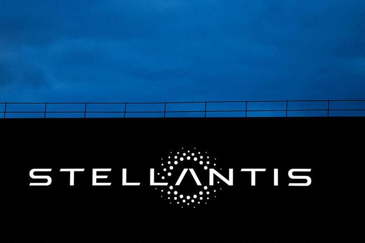 &copy; Reuters. Imagen de archivo del logo de Stellantis en el edificio de la compañía en Velizy-Villacoublay, cerca de París, Francia. 23 febrero 2022. REUTERS/Gonzalo Fuentes