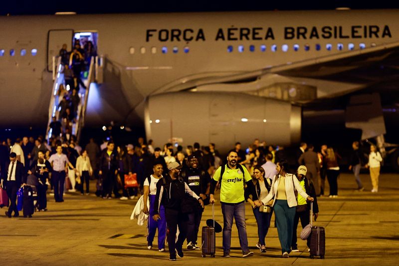 &copy; Reuters. Primeiro voo com brasileiros repatriados de Israel chega a Brasília
 11/10/2023   REUTERS/Ueslei Marcelino