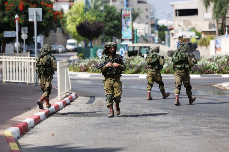 © Reuters. Israeli soldiers patrol following a mass-infiltration by Hamas gunmen from the Gaza Strip, in Sderot, in southern Israel, October 11, 2023. REUTERS/Violeta Santos Moura