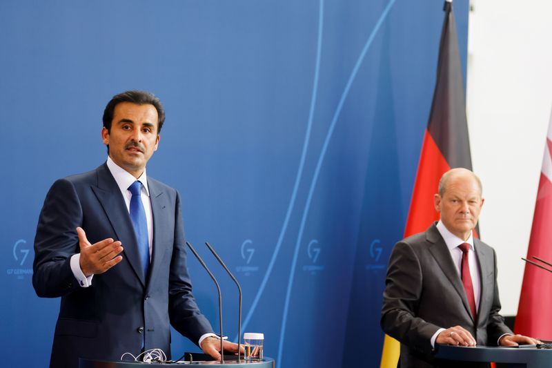 © Reuters. أمير قطر الشيخ تميم بن حمد آل ثاني والمستشار الألماني أولاف شولتس خلال مؤتمر صحفي في برلين بصورة من أرشيف رويترز.   
