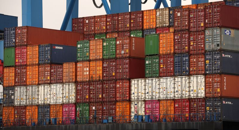 &copy; Reuters. I container sono visibili a bordo della nave portacontainer Chacabuco di Hapag-Lloyd presso il terminal container HHLA di Altenwerder sul fiume Elba ad Amburgo, in Germania, 31 marzo 2023. REUTERS/Phil Noble/File Photo