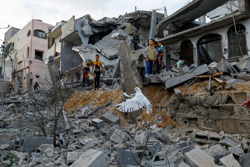 &copy; Reuters. Casas destruídas por ataque realizado por Israel em Khan Younis, no sul da Faixa de Gaza
11/10/2023 REUTERS/Ibraheem Abu Mustafa