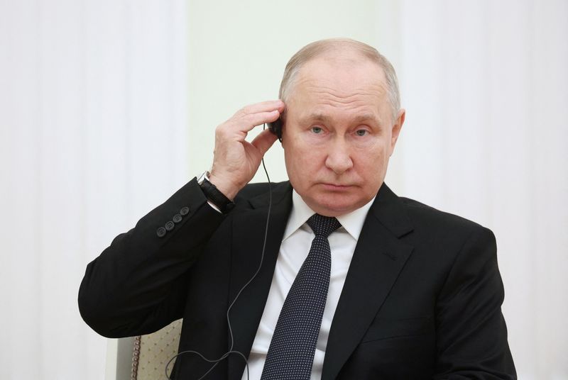 &copy; Reuters. الرئيس الروسي فلاديمير بوتين في اجتماع يوم الثلاثاء في موسكو. صورة من وكالة سبوتنيك حصلت عليها رويترز من طرف ثالث
