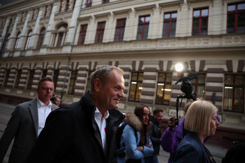 &copy; Reuters. Donald Tusk, the leader of the largest opposition grouping Civic Coalition (KO), walks towards an election convention in Lodz, Poland, October 10, 2023. REUTERS/Kacper Pempel