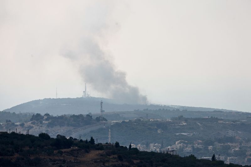 © Reuters. دخان يتصاعد من موقف قصف في لبنان قرب الحدود الإسرائيلية يوم الأربعاء. تصوير: ثائر السوداني - رويترز