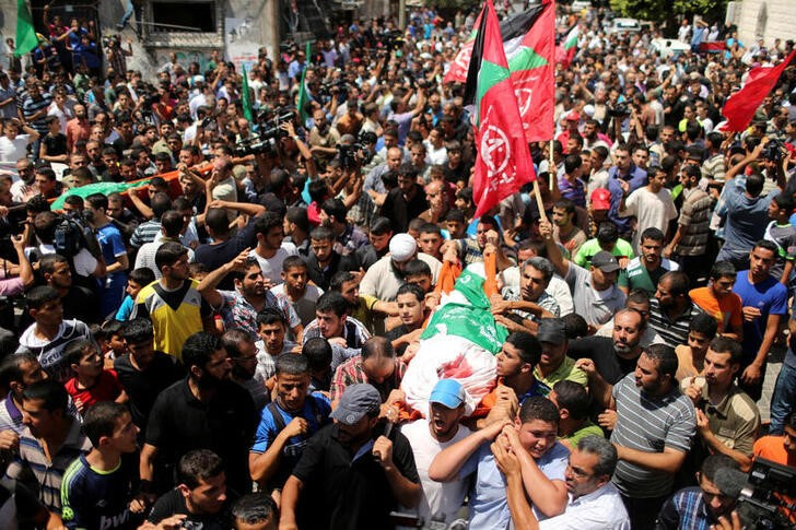 &copy; Reuters. FOTO DE ARCHIVO: Palestinos marchan durante el funeral de la esposa del líder militar de Hamás, Mohammed Deif, su hijo Ali y otros palestinos que murieron en ataques aéreos israelíes, en el norte de la Franja de Gaza
Ago 20, 2014. REUTERS/Mohammed Sal