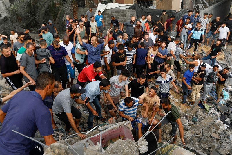 &copy; Reuters. Palestinos tentam retirar corpo em meio a escombros de prédio destruído por ataque israelense na Faixa de Gaza
09/10/2023
REUTERS/Ibraheem Abu Mustafa