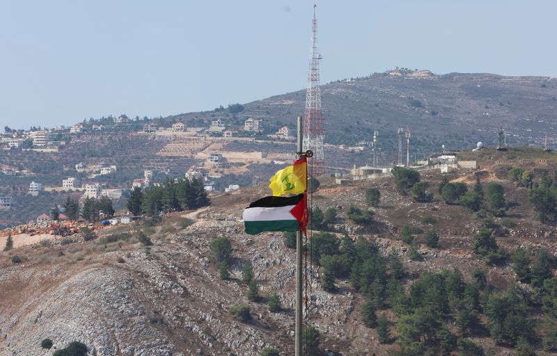 &copy; Reuters. Bandeiras da Palestina e do Hezbollah em Khiam, perto da fronteira com Israel, no sul do Líbano
09/10/2023
REUTERS/Aziz Taher