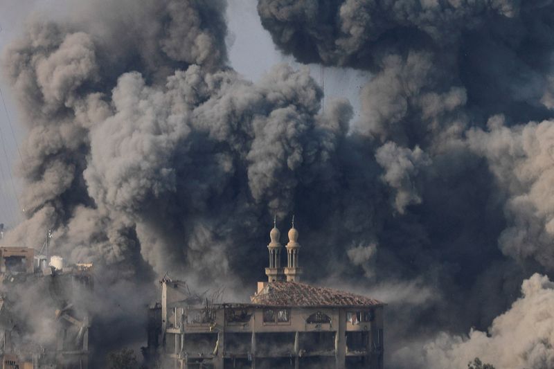 &copy; Reuters. Smoke billows following Israeli strikes in Gaza City, October 11, 2023. REUTERS/Saleh Salem    