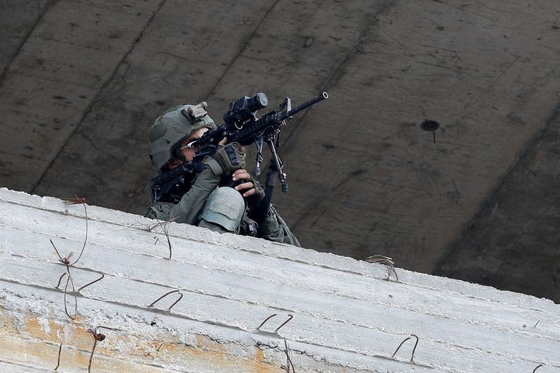 &copy; Reuters. جندي إسرائيلي يصوب بندقيته بالقرب من نابلس يوم 6 أكتوبر تشرين الأول 2023. رويترز