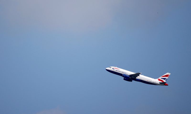 © Reuters. FILE PHOTO: British Airways Airbus A320 aircraft takes off from Heathrow Airport in London, Britain, May 17, 2021. REUTERS/John Sibley/File Photo