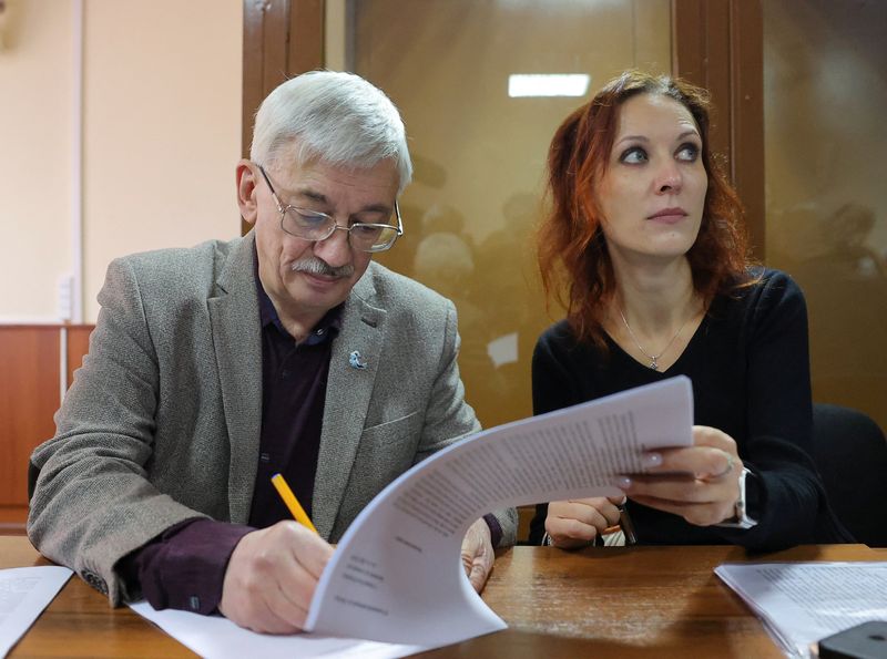 &copy; Reuters. El veterano defensor de los derechos humanos ruso Oleg Orlov, acusado de desacreditar a las fuerzas armadas rusas, y su abogada Katerina Tertukhina, sentados en un tribunal antes de una vista en Moscú, Rusia
Oct  11, 2023. REUTERS/Evgenia Novozhenina