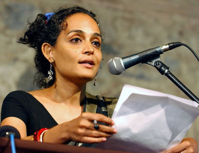 &copy; Reuters. FOTO DE ARCHIVO: La escritora Arundhati Roy pronuncia su discurso de apertura como portavoz del Jurado durante la sesión de Estambul del Tribunal Mundial sobre Irak, en Turquía. 24 de junio, 2005. REUTERS/Stringer/Archivo