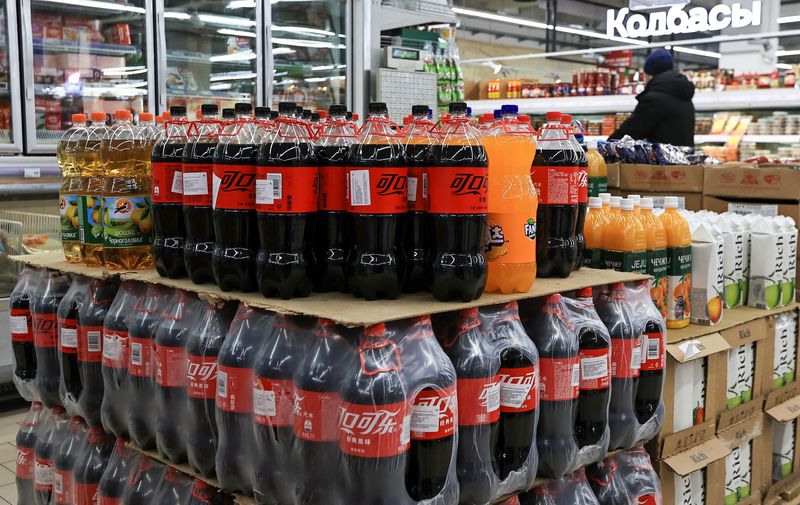 &copy; Reuters. FILE PHOTO: Bottles of Coca Cola imported from China and other soft drinks containers are displayed for sale at a supermarket in Vladivostok, Russia, February 17, 2023.  REUTERS/Tatiana Meel