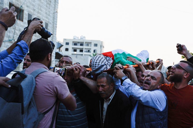 &copy; Reuters. SENSITIVE MATERIAL. THIS IMAGE MAY OFFEND OR DISTURB    Mourners carry the body of Palestinian Moath Odeh, who was killed during clashes with Israeli settlers and security forces, in Nablus, in the Israeli-occupied West Bank, October 11,2023. REUTERS/Rane