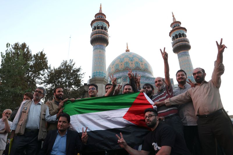 &copy; Reuters. إيرانيون يحتشدون تضامنا مع الفلسطينيين في طهران يوم 7 أكتوبر تشرين الأول 2023. صورة لوكالة أنباء غرب آسيا حصلت عليها رويترز من طرف ثالث
