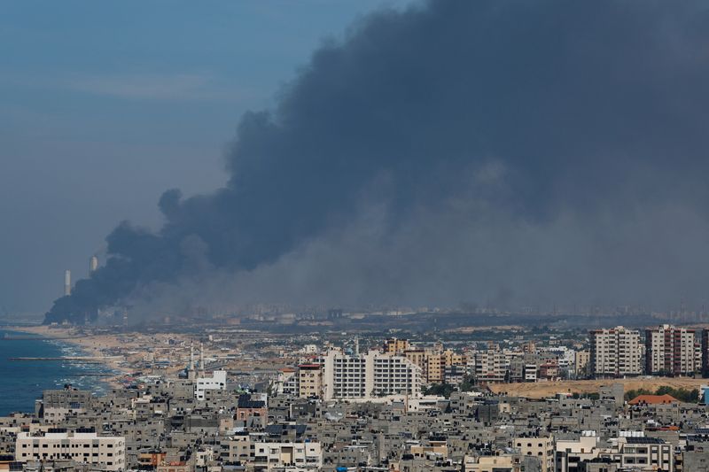 &copy; Reuters. Humo se eleva desde el lado israelí después de que hombres armados palestinos de Hamás se infiltraran en zonas del sur de Israel, visto desde Gaza, 7 de octubre, 2023. REUTERS/Mohammed Salem/Foto de Archivo
