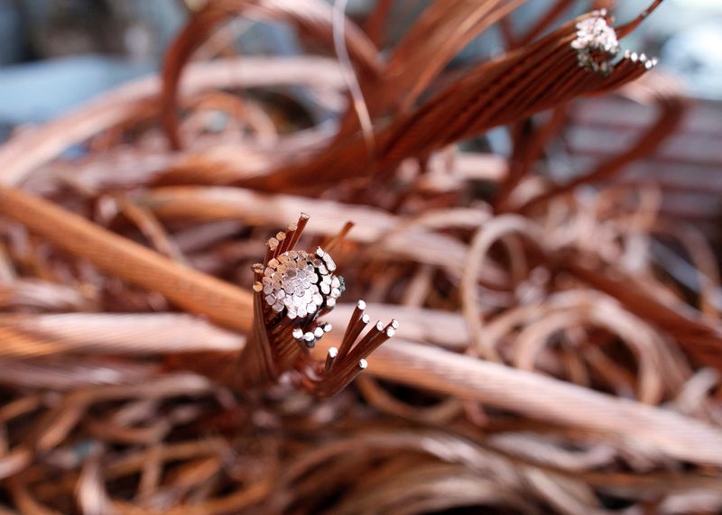 &copy; Reuters. FOTO DE ARCHIVO: Cables de cobre usados en una empresa de reciclaje de Thoerishaus, cerca de Berna
 Jul 3, 2011. REUTERS/Ruben Sprich/
